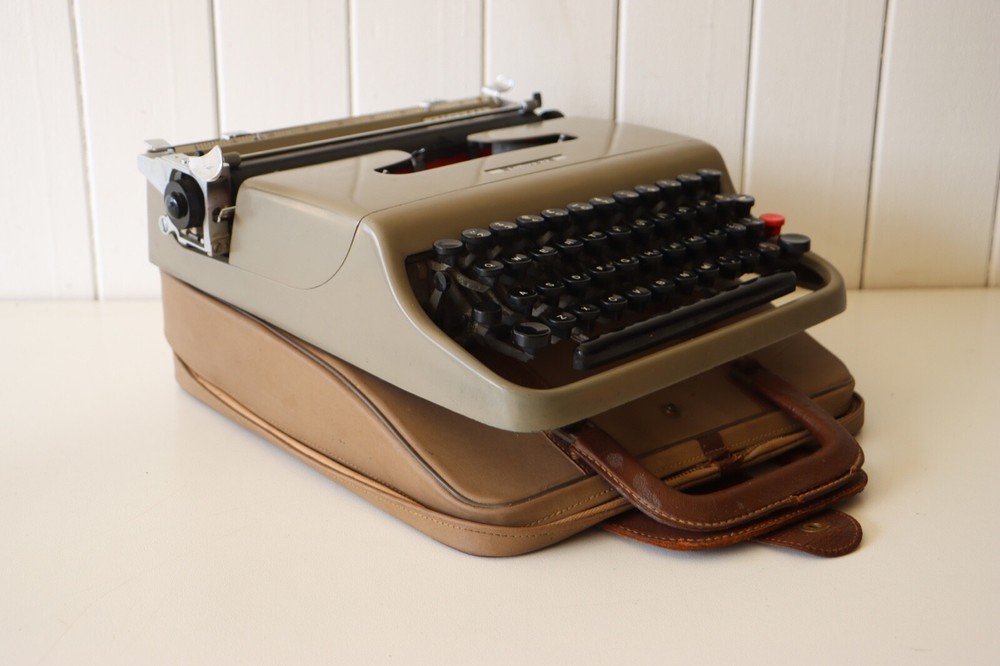 Excellent Condition - OLIVETTI Lettera 22 Portable Typewriter + Original Case