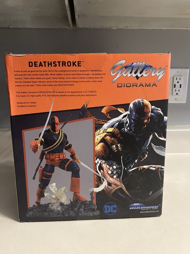 DC Comics Diamond Select Gallery Deathstroke PVC Diorama