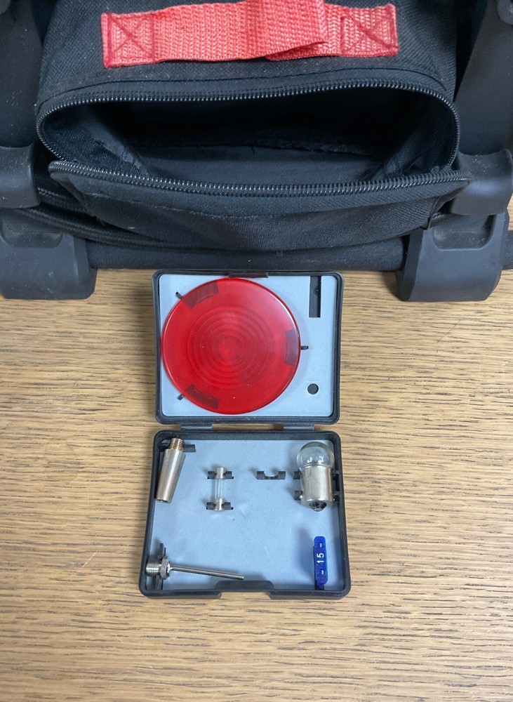 Snap-On Versavolt Model CTPS3918 Cordless Air Compressor & Case & Light