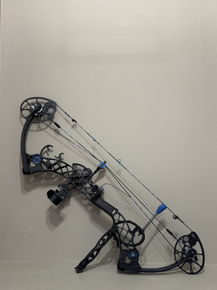 Mathews Chill R Right Hand Compound Bow Black  70lb