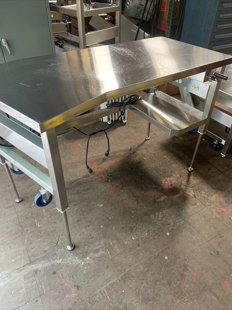 CAROLINA MECHANICAL ADJUSTABLE STAINLESS STEEL CLEANROOM TABLE