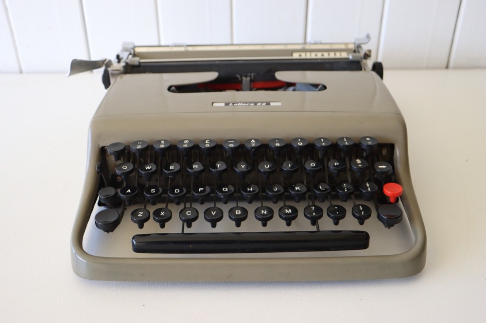 Excellent Condition - OLIVETTI Lettera 22 Portable Typewriter + Original Case