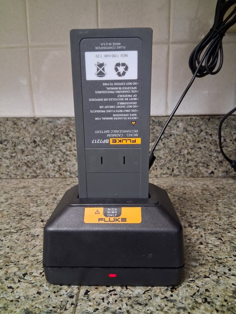 FLUKE BC7217 BATTERY CHARGER