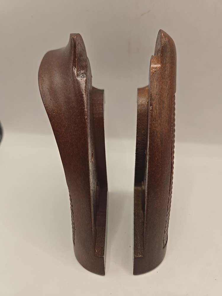 Sile Colt Python Checkered Walnut Thumbrest LG Target Grips. SIL70TR. EXCELLENT.