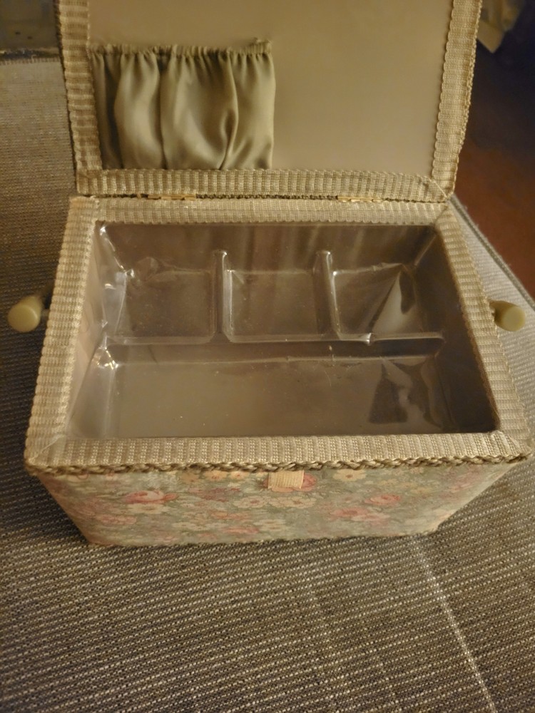 Vintage Quilt Pattern Sewing Box Hinged w/ Removable Tray