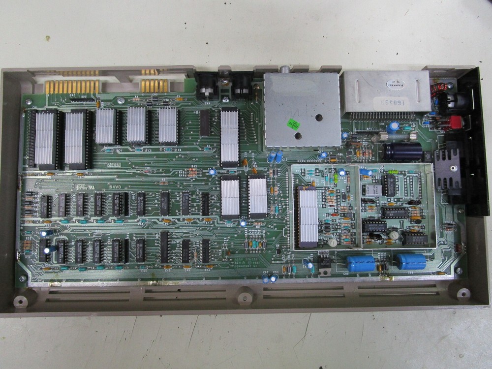 COMMODORE 64 COMPUTER 326298 HEATSINKS CERAMIC TESTED AND WORKING LOT #59