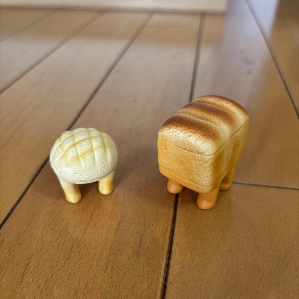 Melon bread and white bread capsule toy
