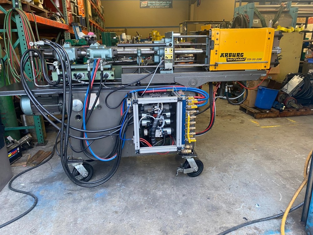 Arburg 28 ton plastic injection machine