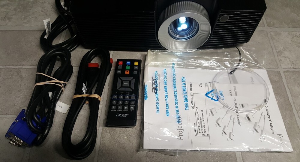 Acer D1P1404 Projector w/Bag Hdmi & Cables