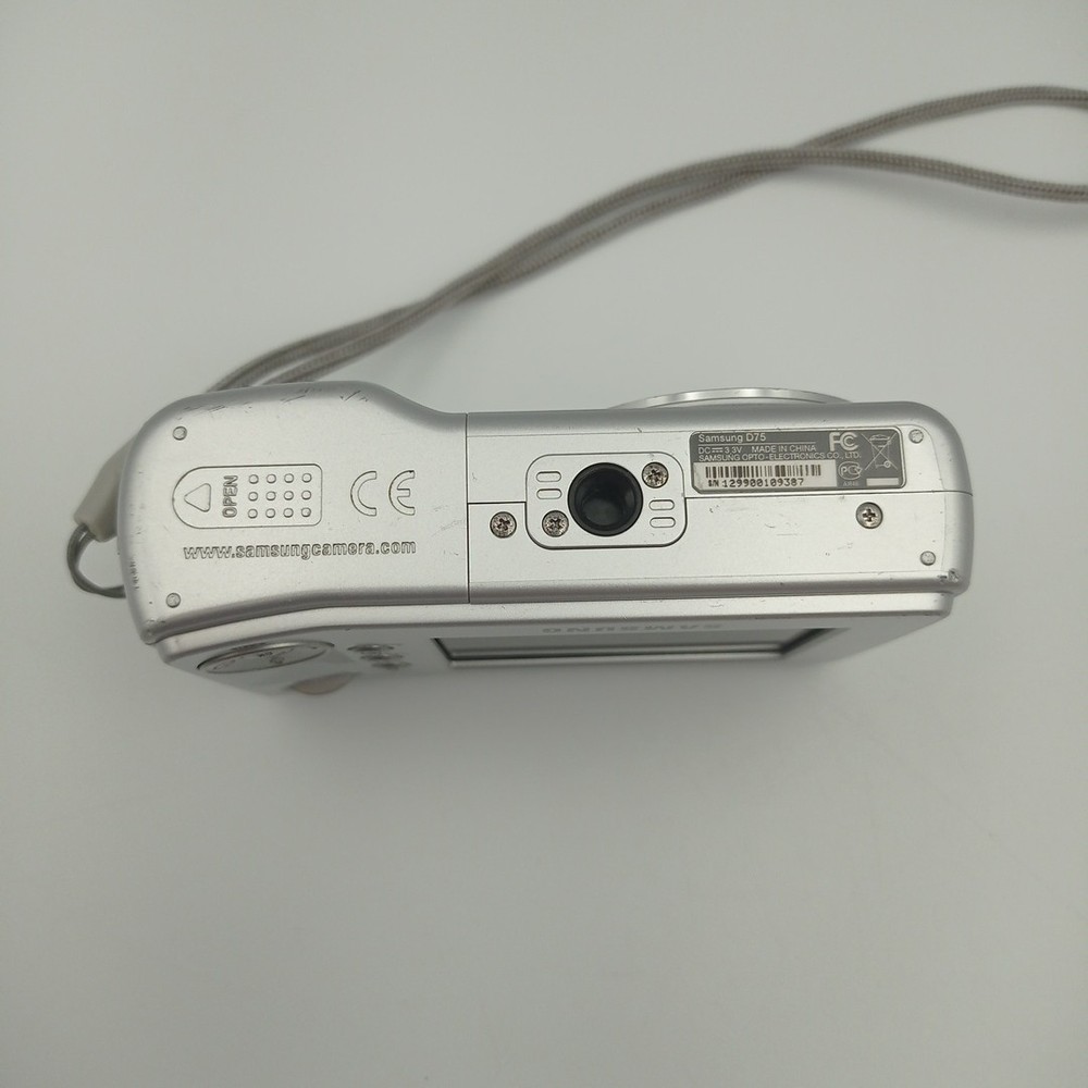 Samsung Digimax D75 7.2MP Compact Digital Camera Silver - Powers Off Randomly