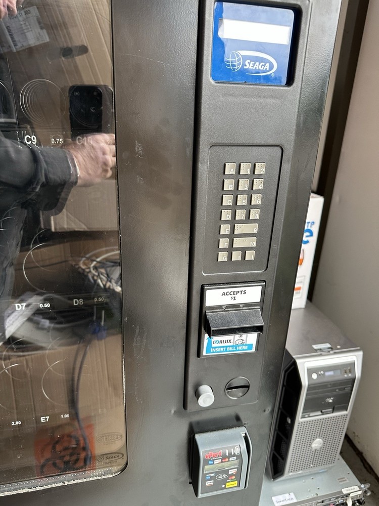 Seaga INF5S Infinity Snack Vending Machine