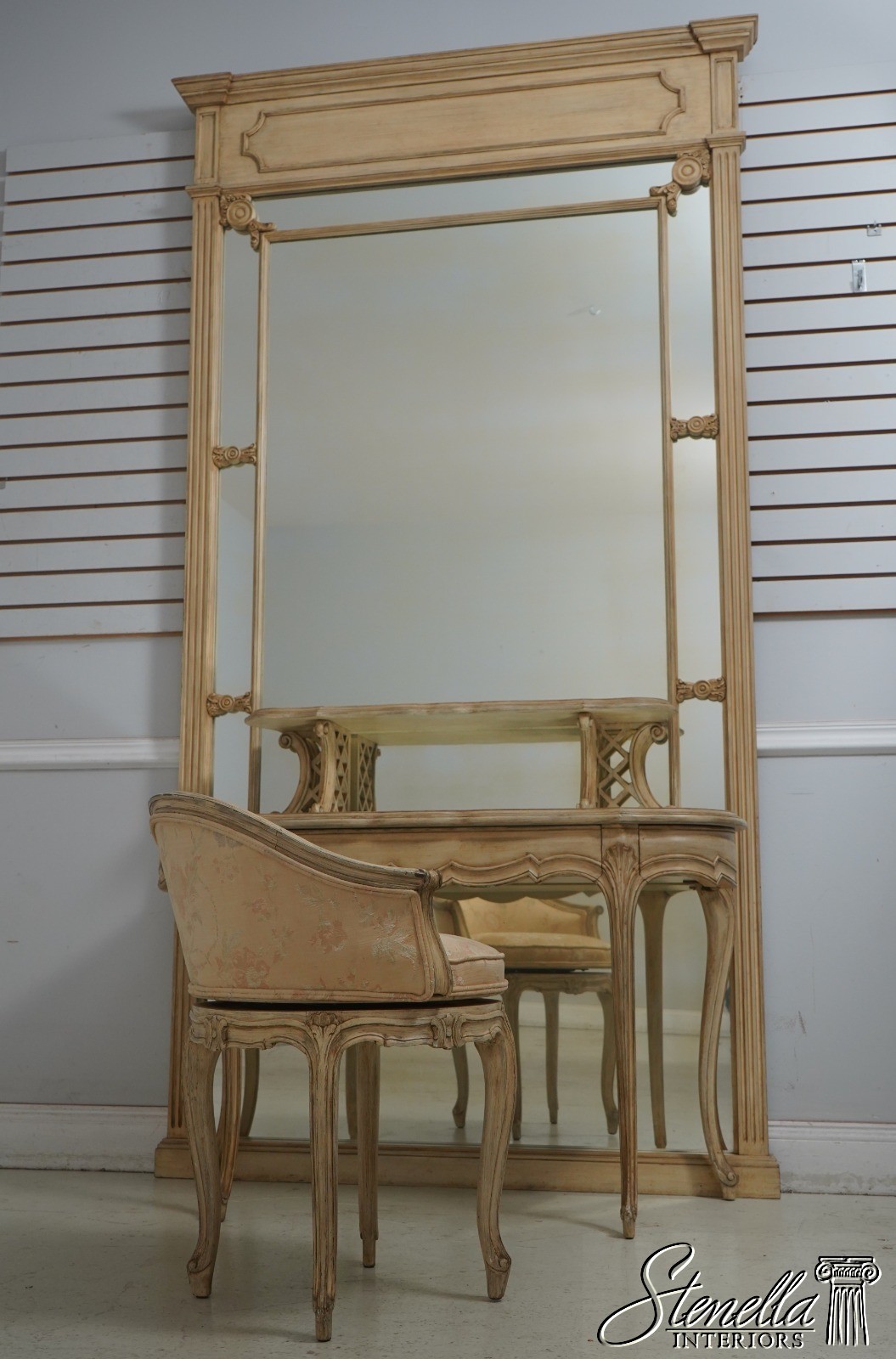 70582: Vintage Dressing Vanity w. Large Mirror & Stool