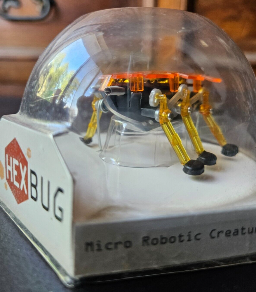 HEXBUG ALPHA. HEX BUG, MICRO ROBOTIC CREATURE. 2007 INNOVATION FIRST. RADIOSHACK