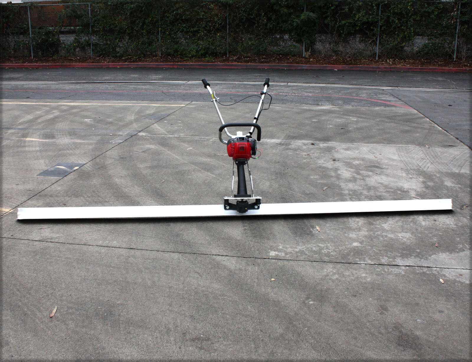 4 Stroke Concrete Surface Leveling Vibratory Screed & 7.5' Aluminum Tamper Blade