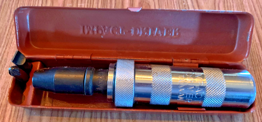 Impact Driver (Right/Left) with 2 Bits, Metal Case [e-04]