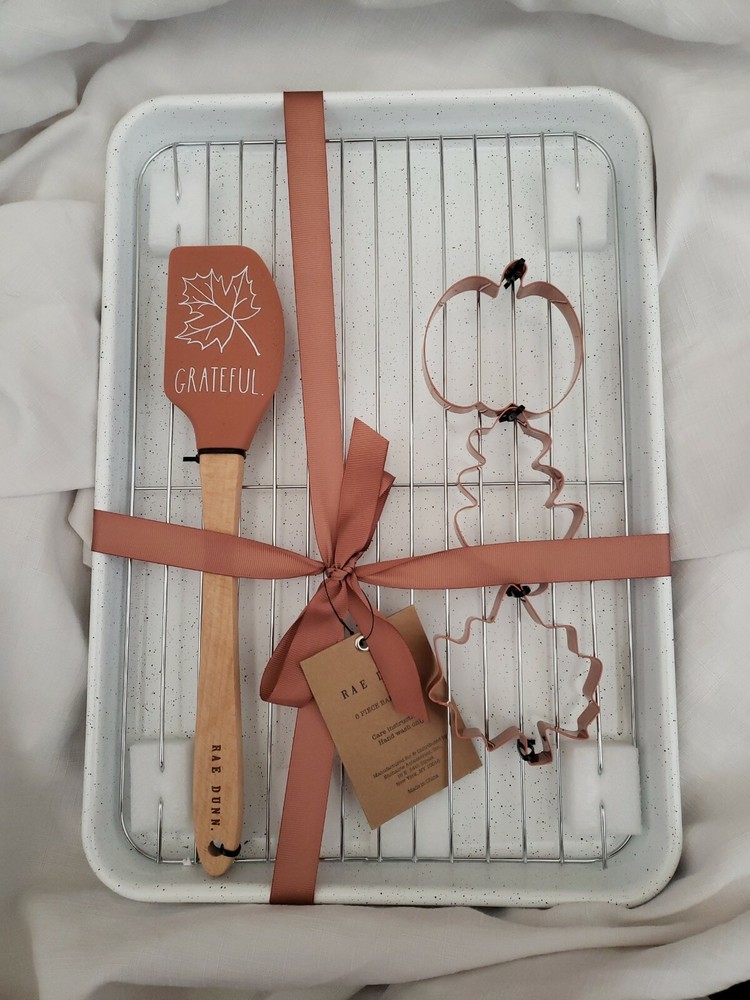 Rae Dunn "Grateful" 6 Pc. Baking Sheet Set, Spatula & Cookie Cutters NWT