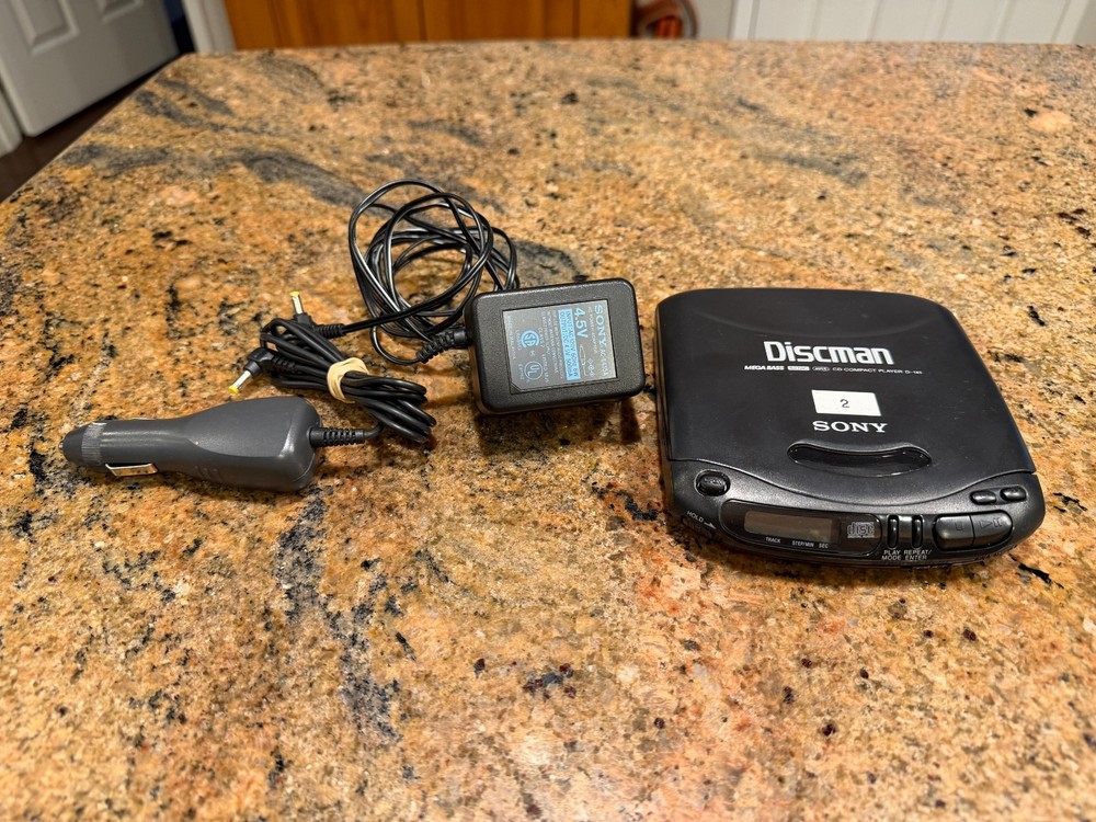 SONY DISCMAN D-141 CD PLAYER BUNDLE - WORKING CONDITION (SEE VIDEO)