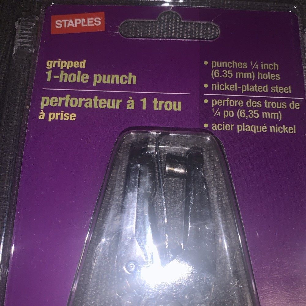 Staples- Gripped, 1 Hole Punch. 6 Sheet Capacity.