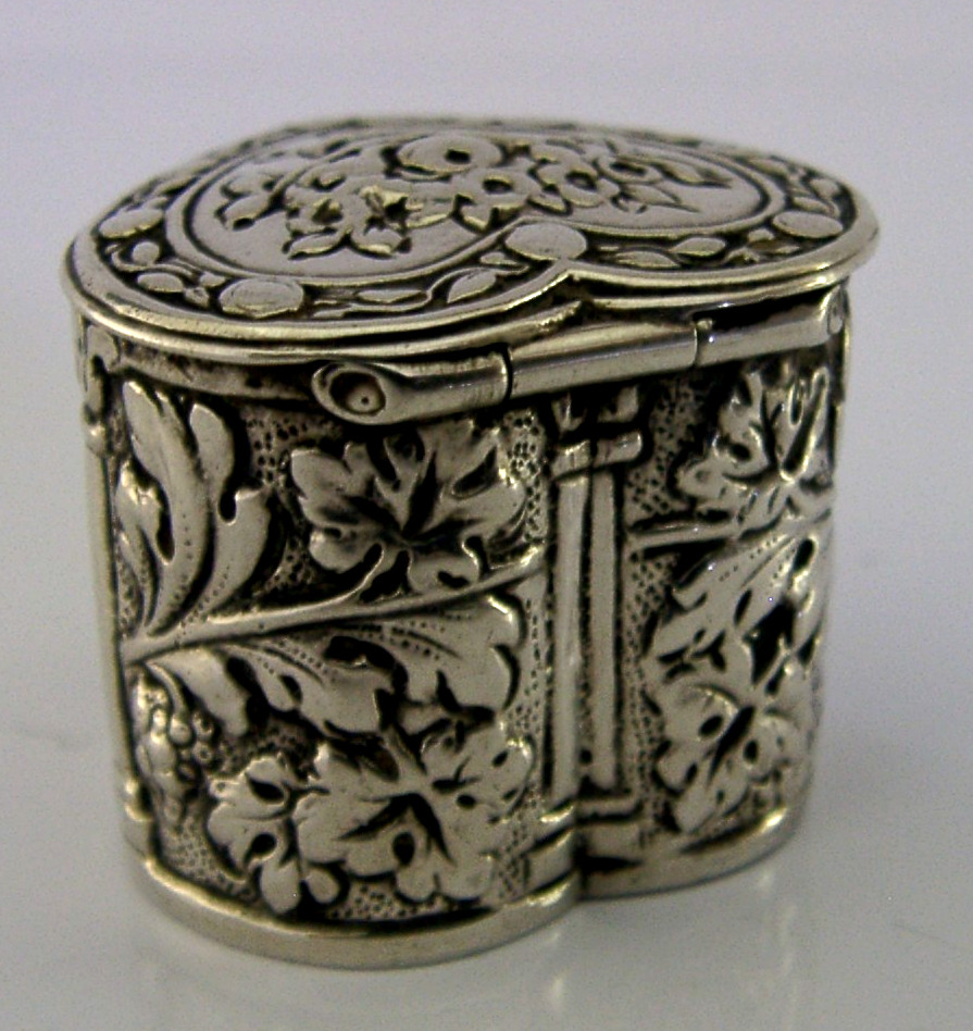 PRETTY 830 SOLID SILVER LOVE HEART BOX c1900 ANTIQUE