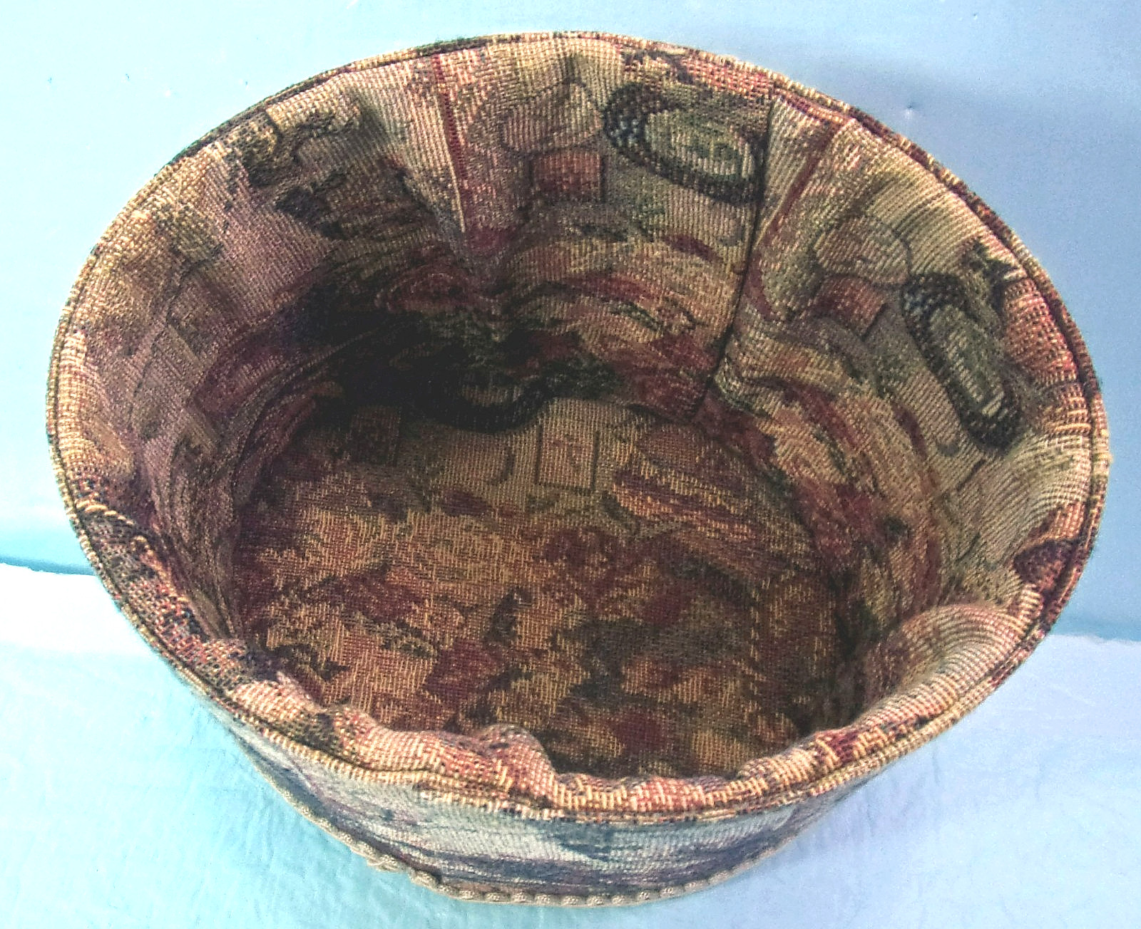 TAPESTRY CLOTH FABRIC COVERED OVAL STORAGE BOX w/PADDED LID & TASSEL