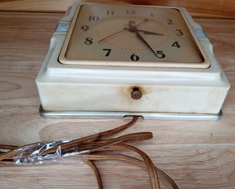 Vintage Telechron Electric Wall Clock Model 2H11 Beige Aluminum Trim