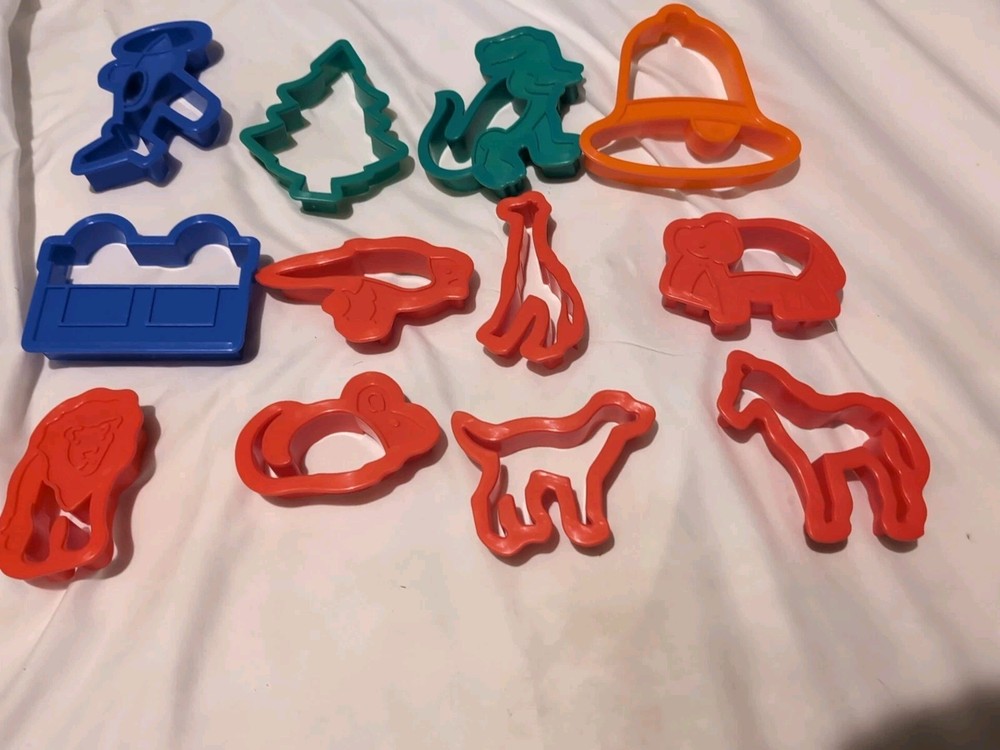12 pcs plastic cookies cutters  shape Christmas and animals