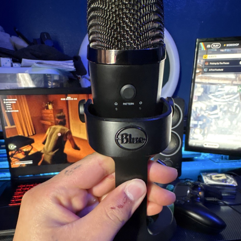 Blue Yeti USB Microphone Black, Mute Switch, Adjustable Gain, Freestanding