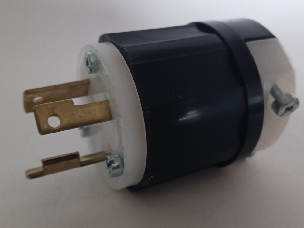 Leviton 2611, 2 Pole 3 Wire Grounding Locking Plug