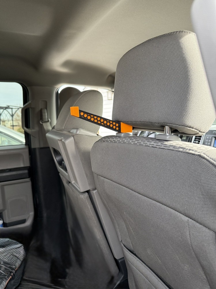 Headrest bow hanger with rubber insert