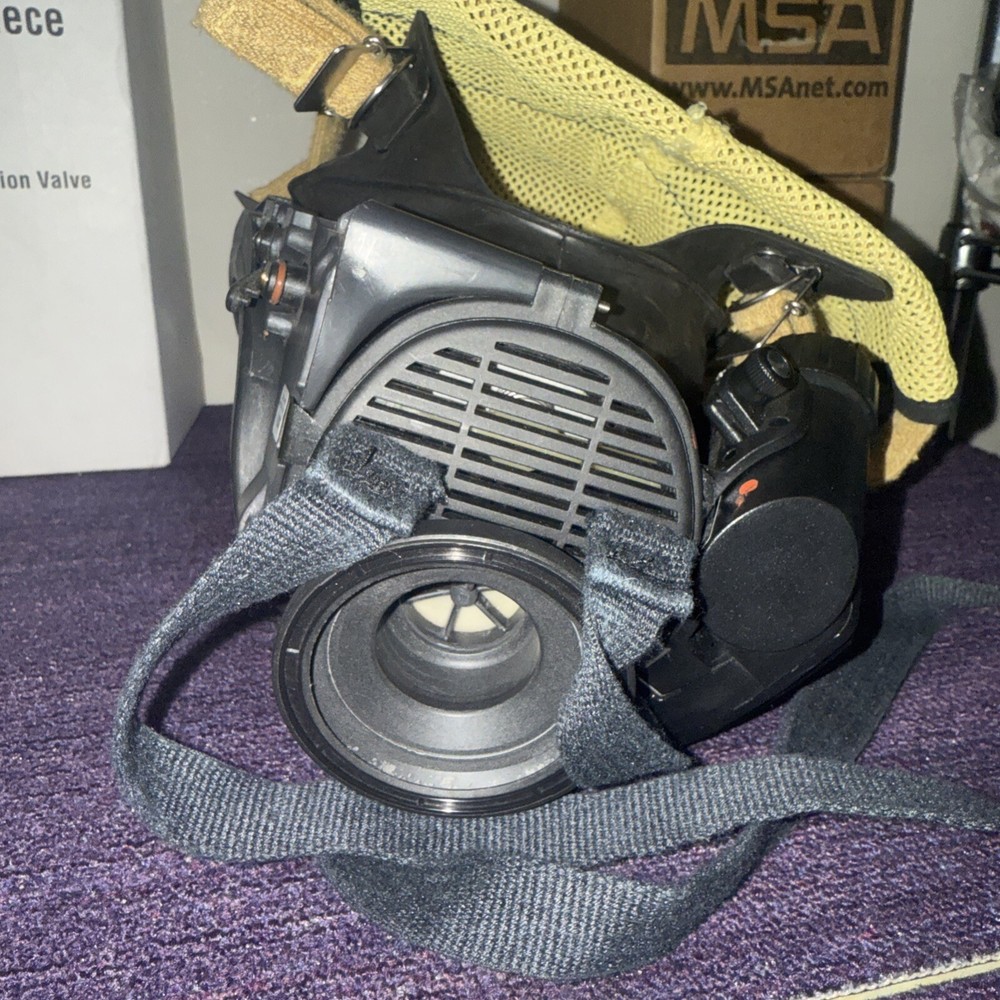 MSA Medium FACE MASK 10121723 Floor Model +4 filters