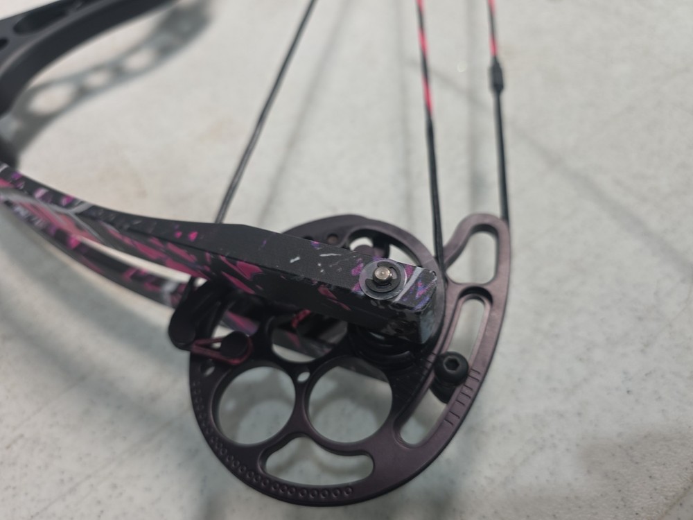 New Breed Genetix Compound Bow 26 Draw 40 Draw Weight
