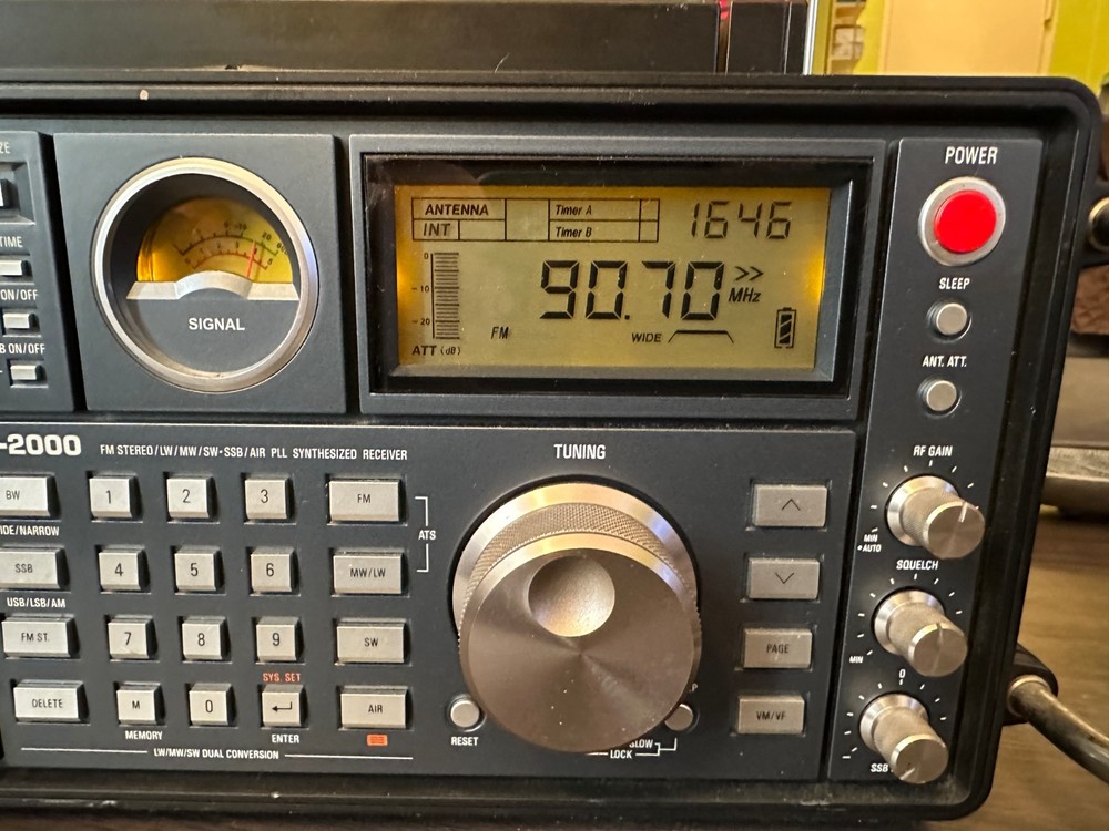TECSUN S–2000 SW-SSB, MW, LW, AM/FM Stereo,