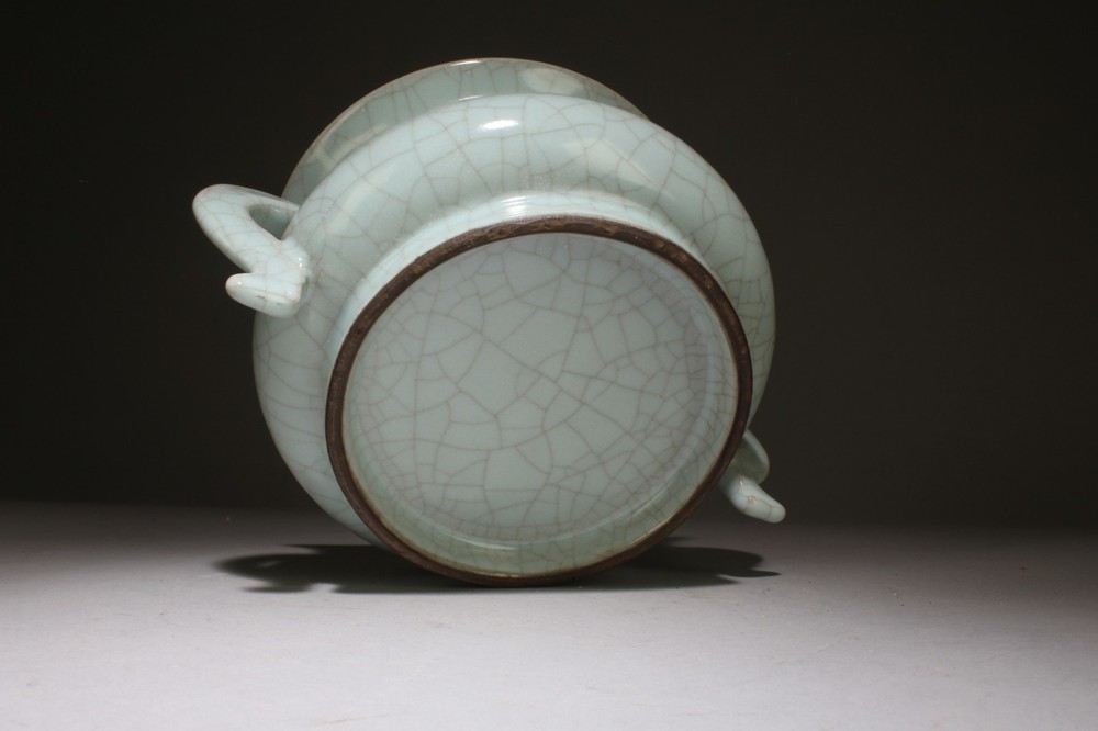 A Guan Type Censer. Comes with box
