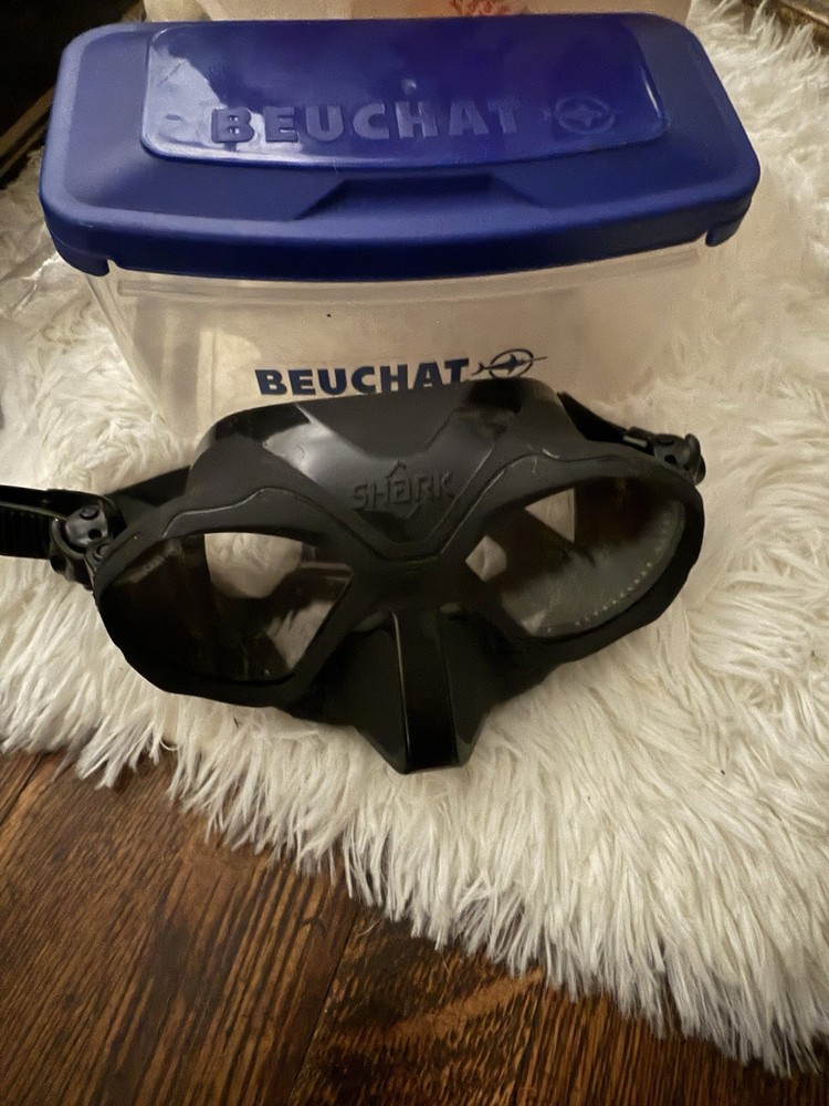 Beuchat Shark Scuba Diving Mask with Protective Case