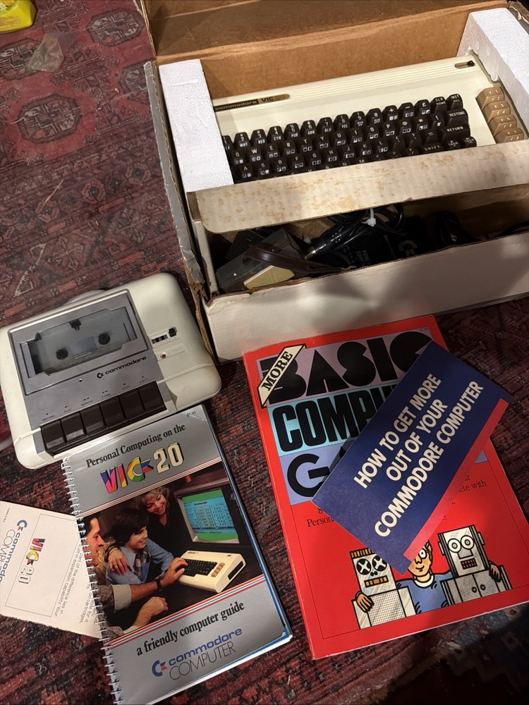 Commodore VIC-20 Computer In Box, Powercords, Manuals And Cassette Deck 👍