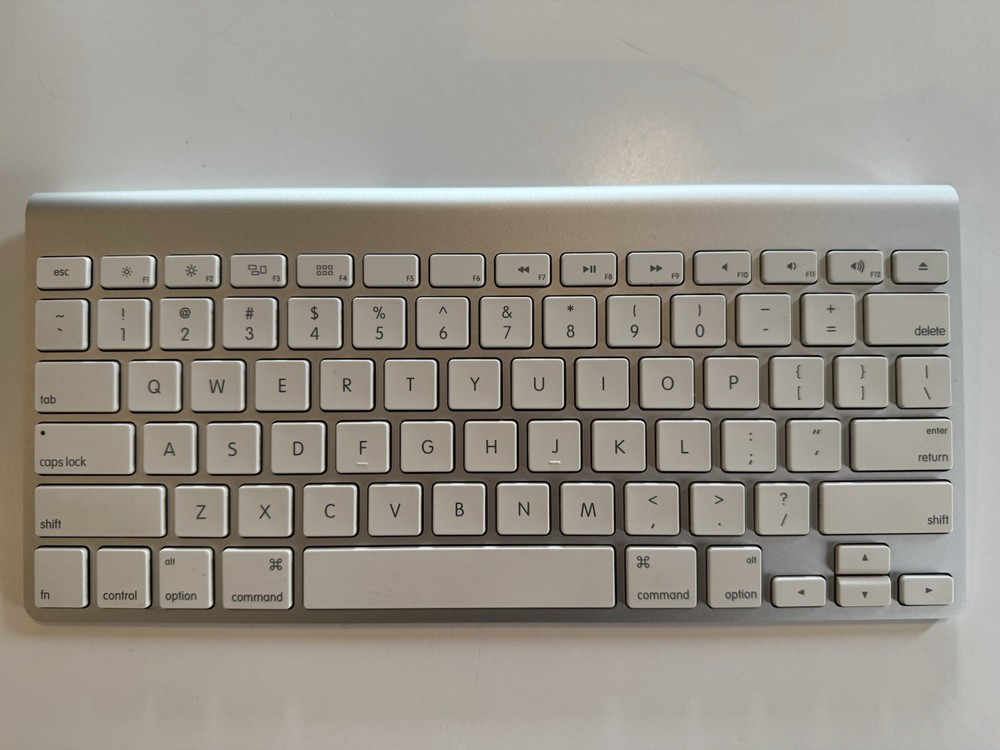 Apple A1314 Wireless Keyboard Tested Working