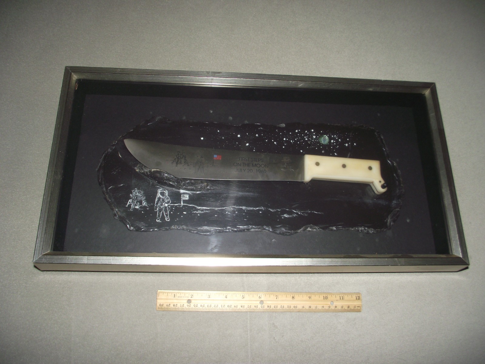 Case xx 1989 Apollo 11 Commemorative First Steps on the Moon Knife in Display