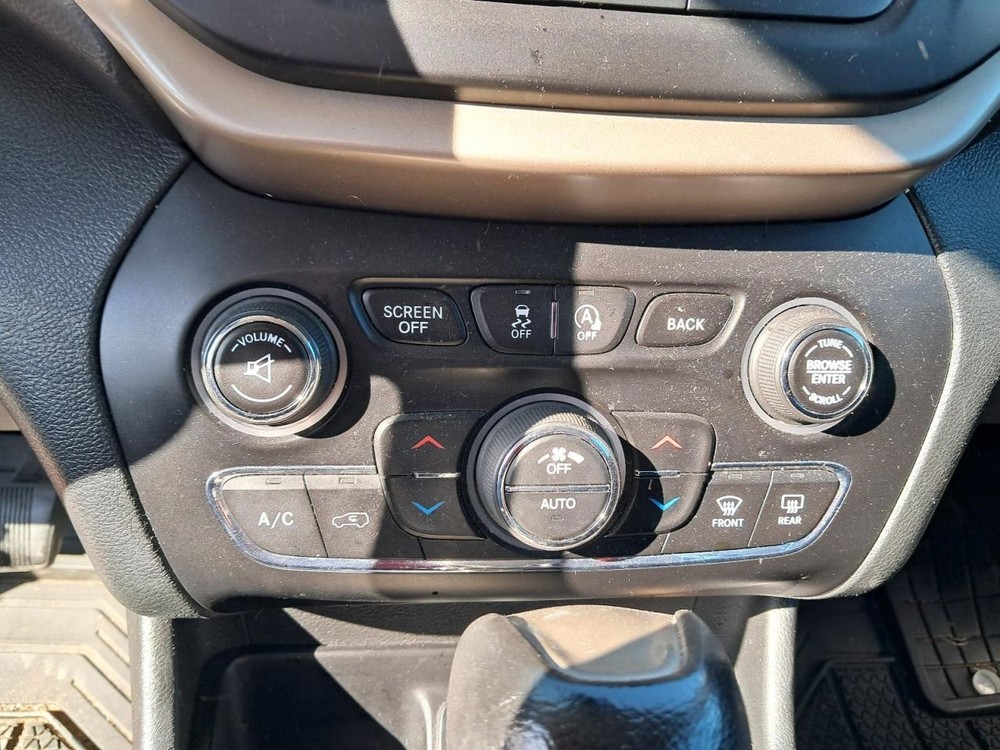 CHEROKEE 2015 Glove Box 4863443