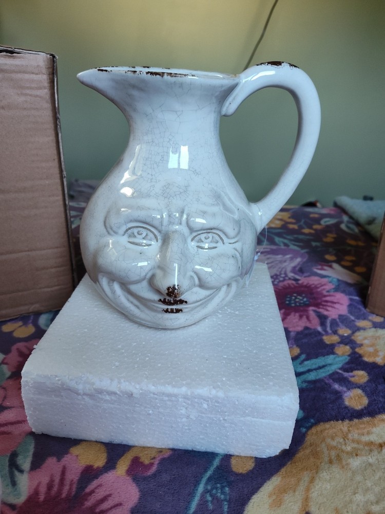 WHITE-FACED WATER POT SUPER CUTE
