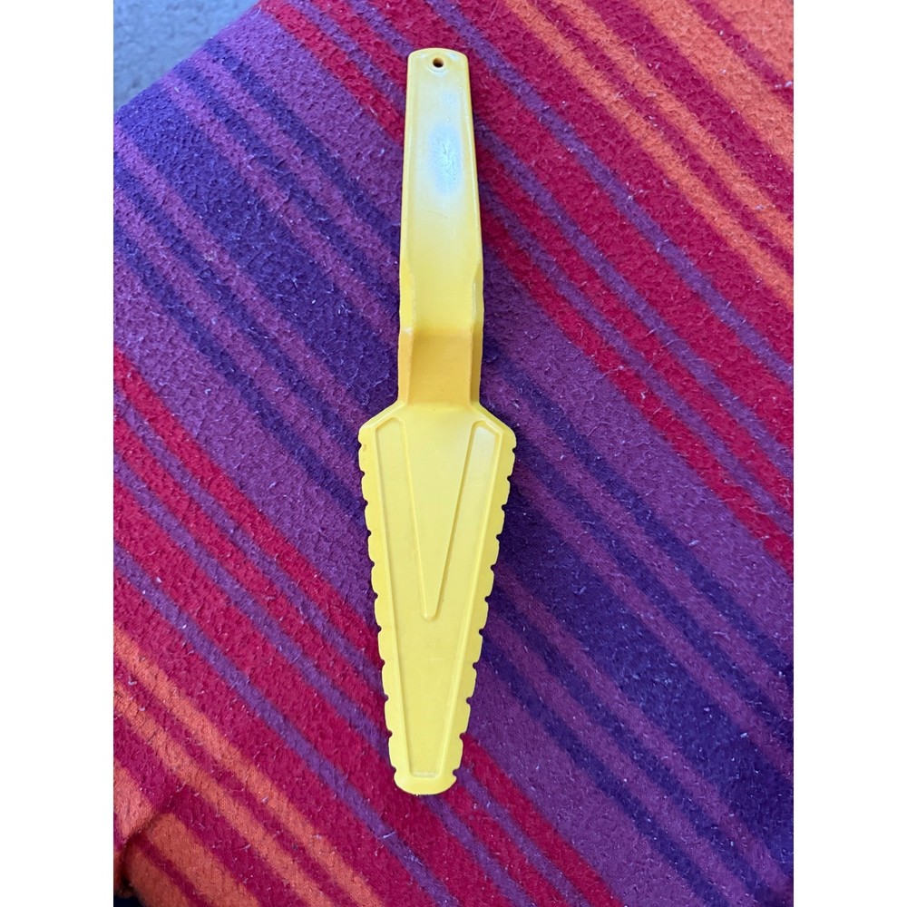 Tupperware Yellow Plastic Cake Server Spatula Pie Server Serrated Edge