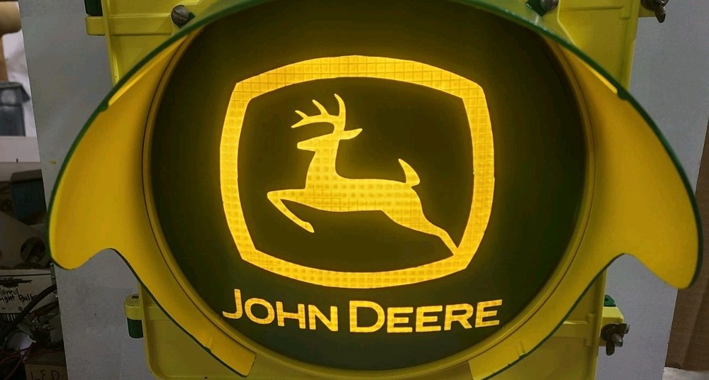 JOHN DEERE 12 INCH SHOP LIGHT