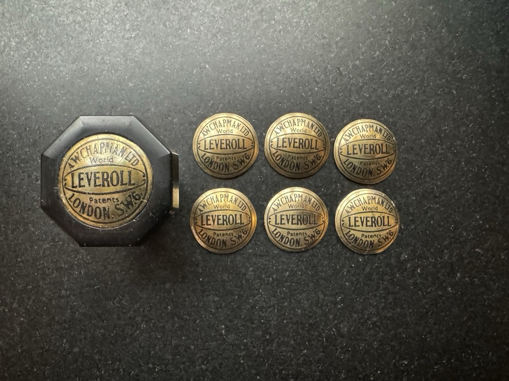 Leveroll Seat Knobs.