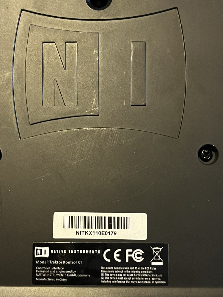 Native Instruments / DJ Controller NI-TRAKTOR-KONTROL-X1 With Carry Case