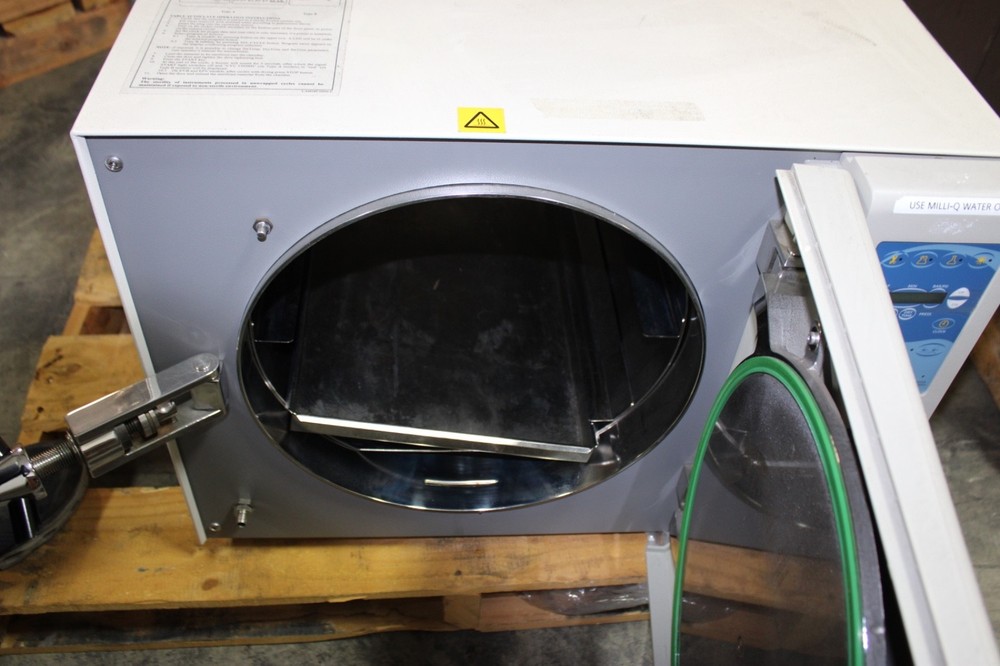 Tuttnauer 3870E-B/L Autoclave WORKING