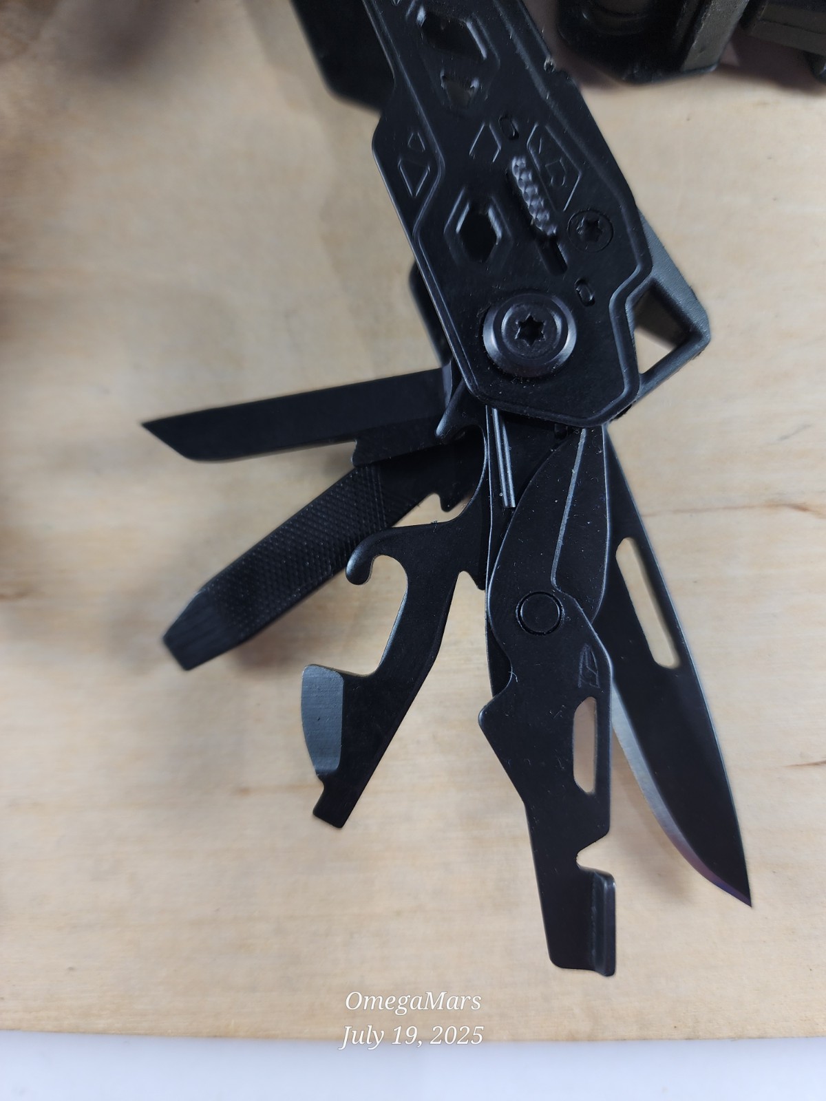 Gerber Truss 17-in-1 Multi Tool One(1) per order, great conditions! Black Truss