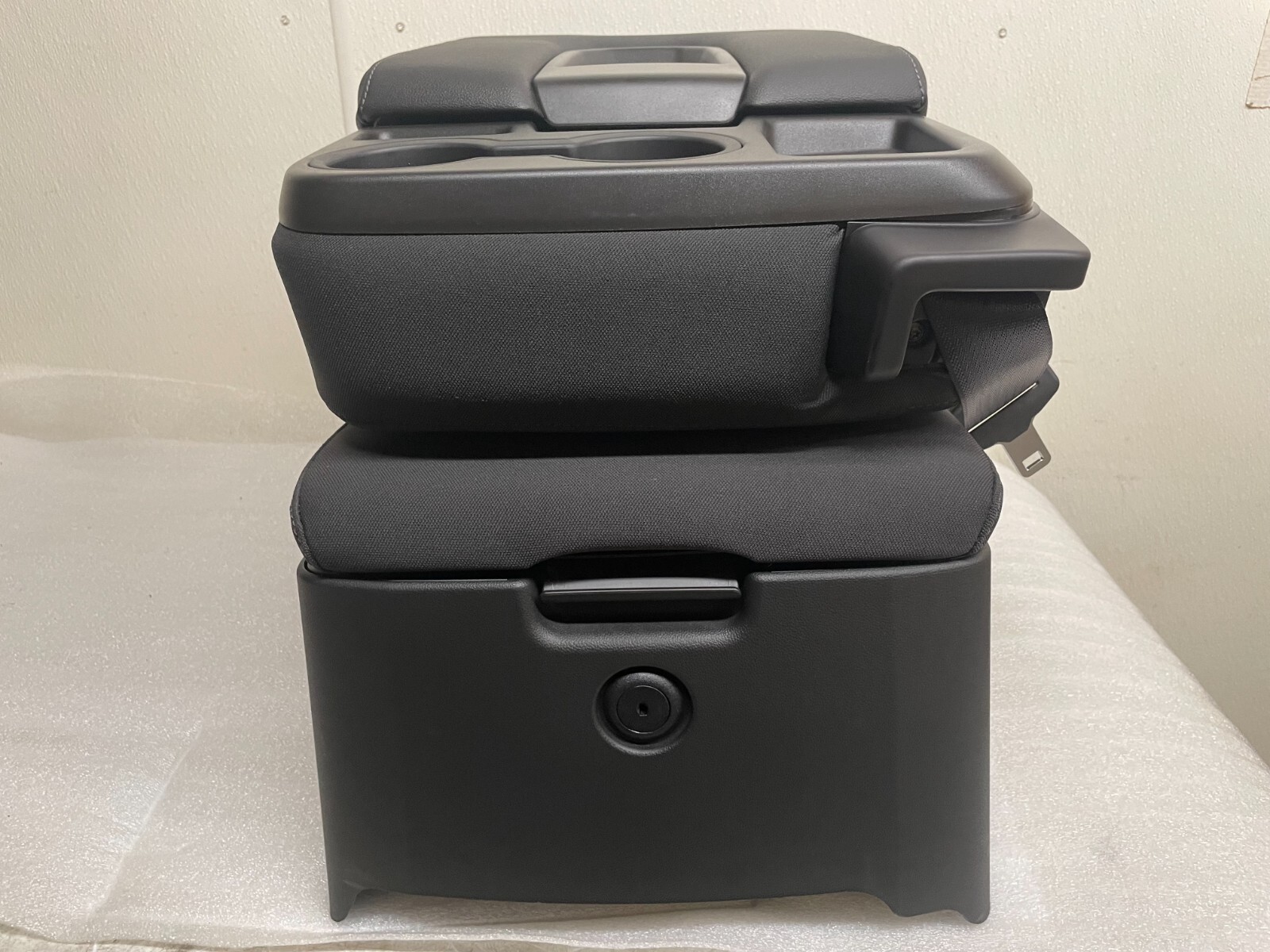 19-23 CHEVROLET TAHOE SILVERADO EBONY CLOTH CENTER JUMP SEAT WITH STORAGE...RARE