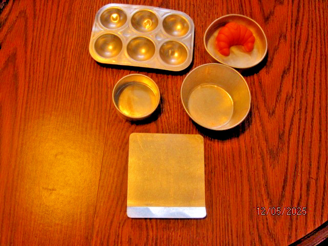 VINTAGE CHILD'S PLAY  TIN BAKING TINS (5)
