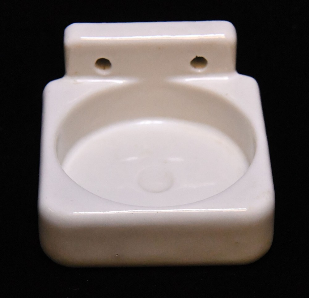 VINTAGE WHITE CERAMIC WALL MOUNT CUB HOLDER