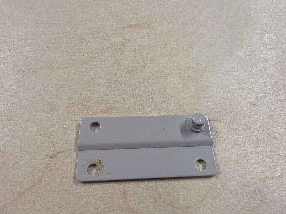 Truth dyad stud bracket for casement window operator right / Hand