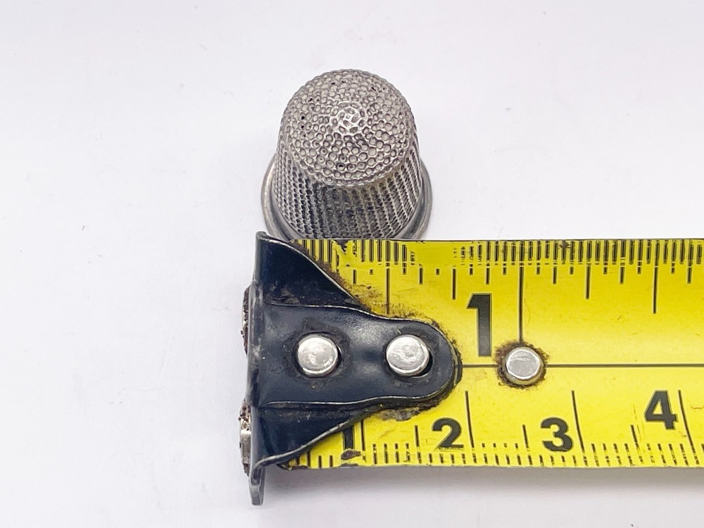 VINTAGE SOLID SILVER SEWING THIMBLE SIZE 8
